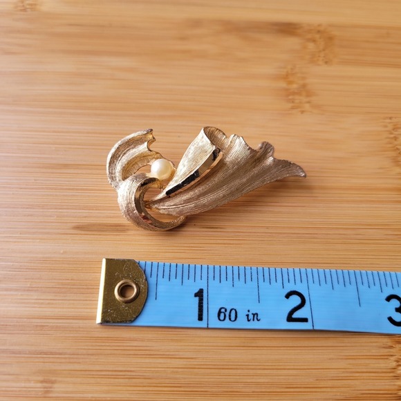 Vintage BSK Brushed Gold Tone Brooch With Faux Pearl Signed 2" - Picture 3 of 3